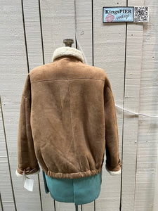 Vintage Perry Ellis Sawyer of Napa shearling jacket with zipper closure and vertical pockets.

Made in USA
Size 8