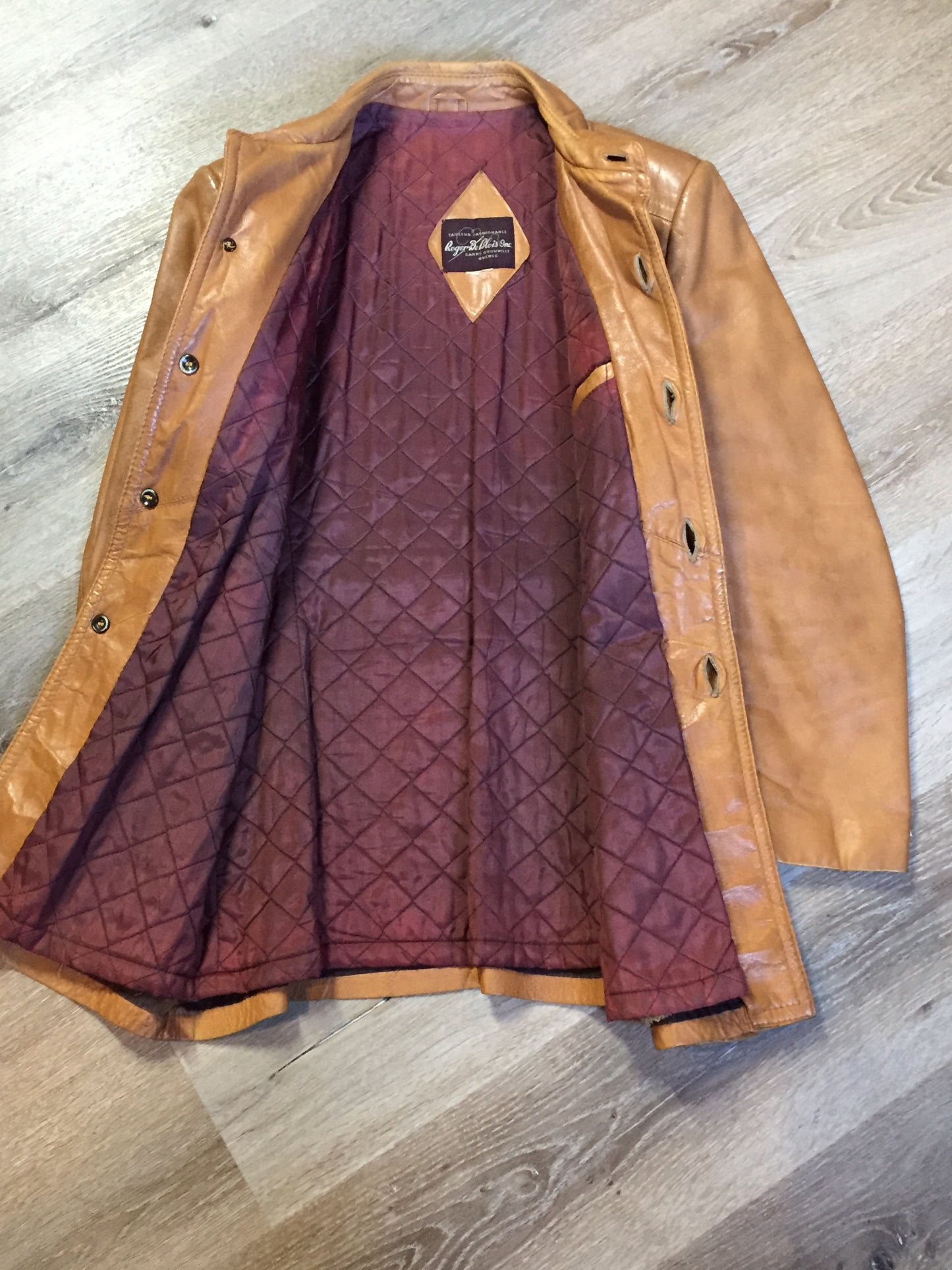 Kingspier Vintage - Roger de Blois inc brown leather jacket with button closures, two slash pockets, two flap pockets on the chest and a quilted lining. Made in Quebec.