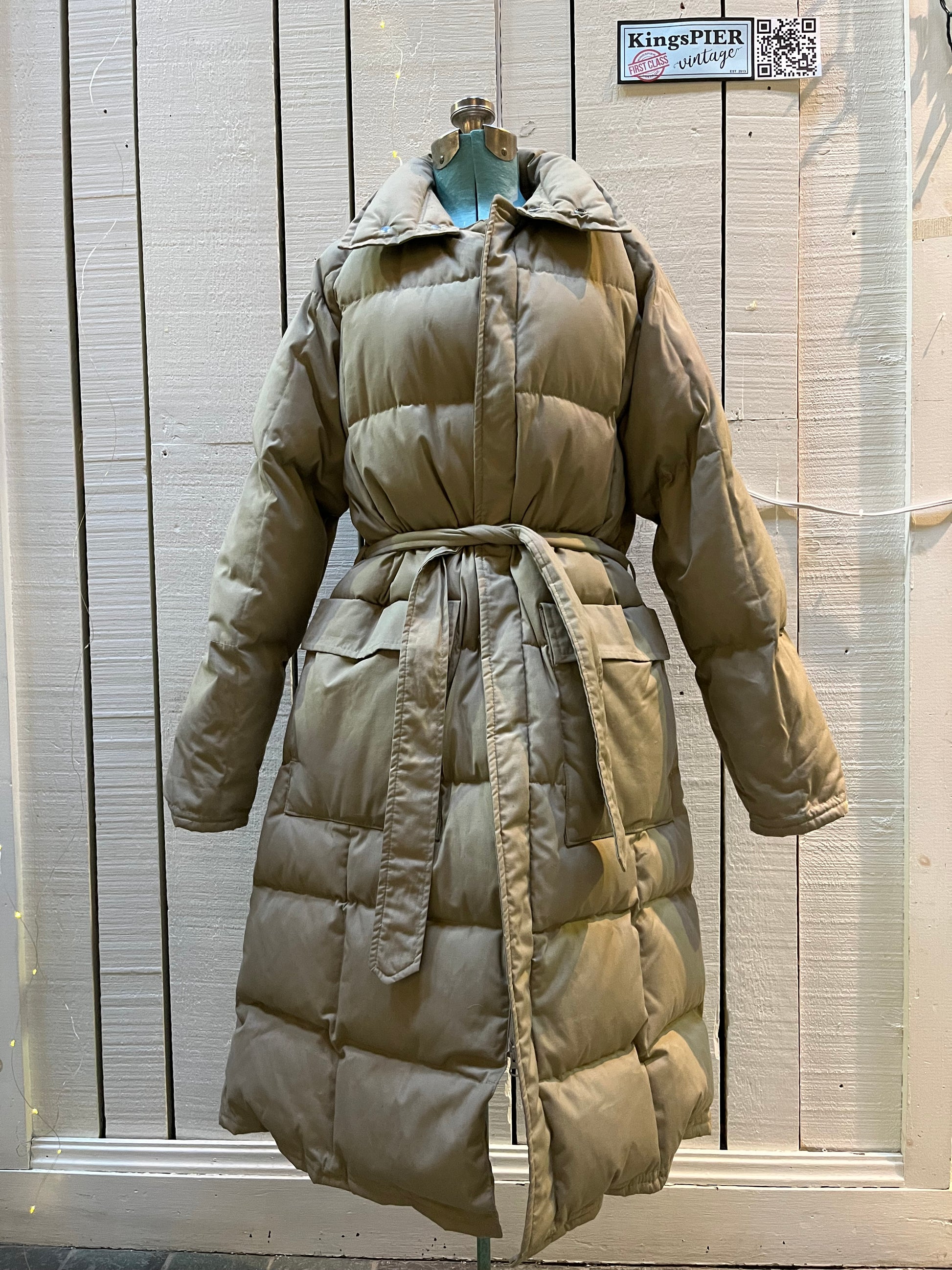 Harry Rosen Sport beige down-filled long puffer coat with belt, zipper closures and two front flap pockets.

Made in Canada
Size 40