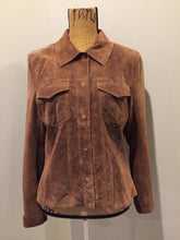 Load image into Gallery viewer, Kingspier Vintage - Danier brown suede jacket with snap closures, two flap pockets on the chest and cuffed sleeves. Size medium.
