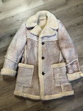Load image into Gallery viewer, Kingspier Vintage - Dave Epstein “Rice Sportswear” beige suede coat with shearling trim and lining, button closures and patch pockets. Made in Canada.
