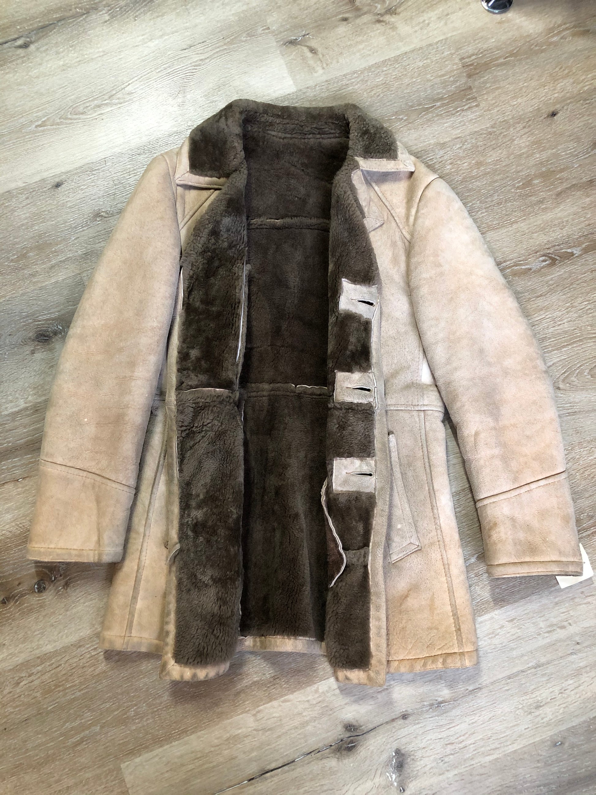 Kingspier Vintage - Leather Attic light brown suede coat with shearling lining, button closures and vertical pockets. Made in Canada. Size 38.