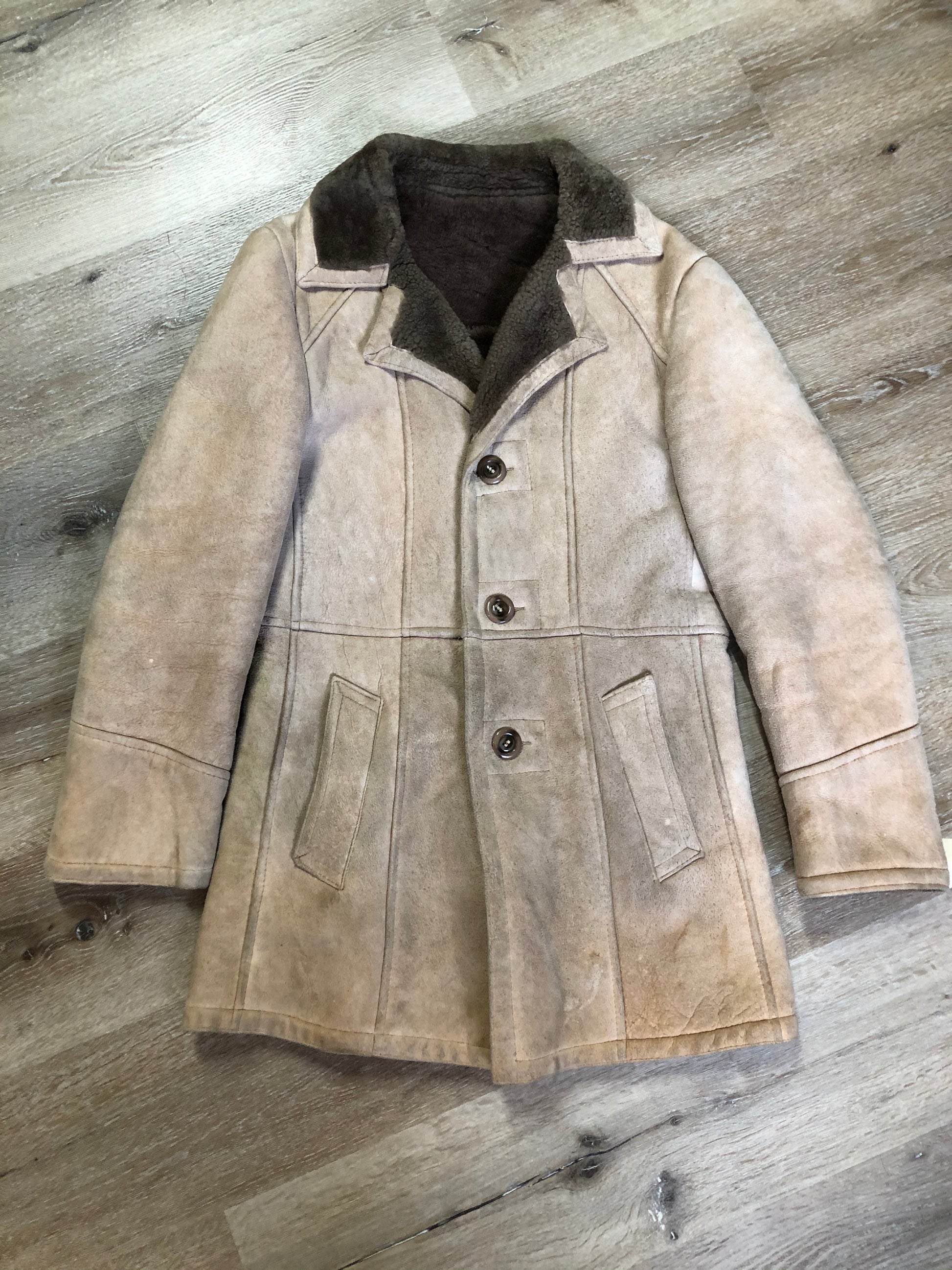 Kingspier Vintage - Leather Attic light brown suede coat with shearling lining, button closures and vertical pockets. Made in Canada. Size 38.