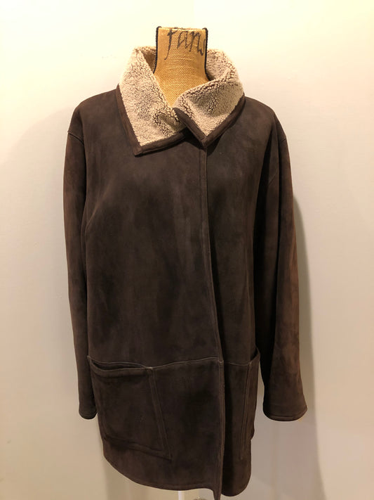 Kingspier Vintage - Doncaster shearling coat with shearling lining, button closures and patch pockets. Size medium.