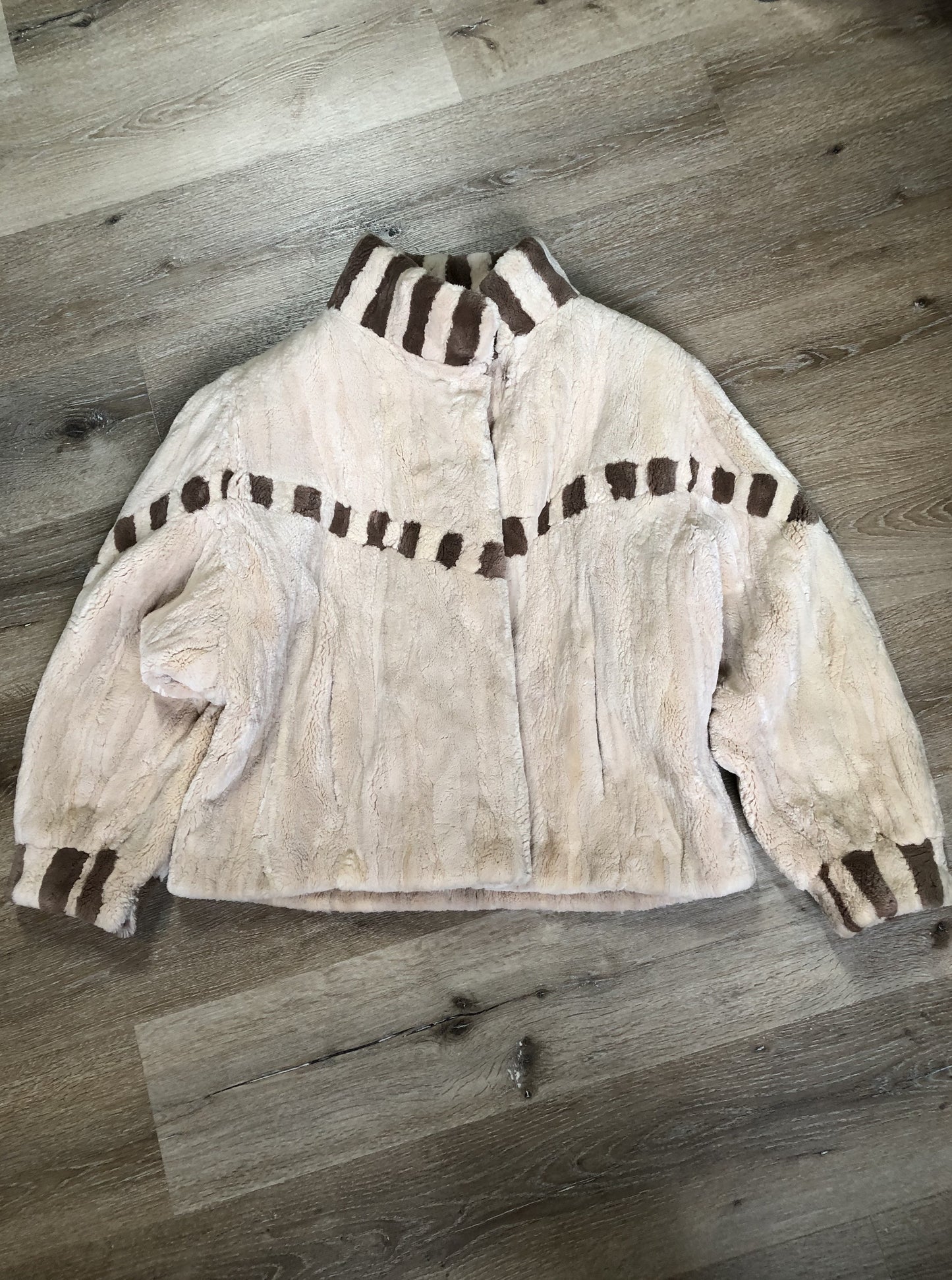 Kingspier Vintage - <p>REDUCED PRICE. This luxuriously soft shorn beaver jacket is in excellent shape. Ross Furs, Nova Scotia, Canada.</p>