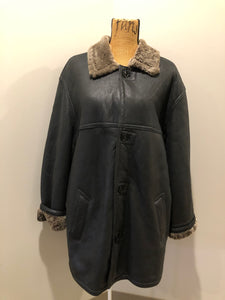 Kingspier Vintage - 2dm black sheepskin coat with shearling trim and lining, button closures and slash pockets.