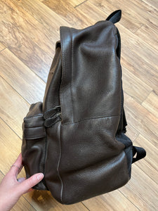 Authentic Coach brown pebble leather knapsack with adjustable shoulder straps, multiple pockets inside the large main compartment and one small compartment on the front with turn key detail.