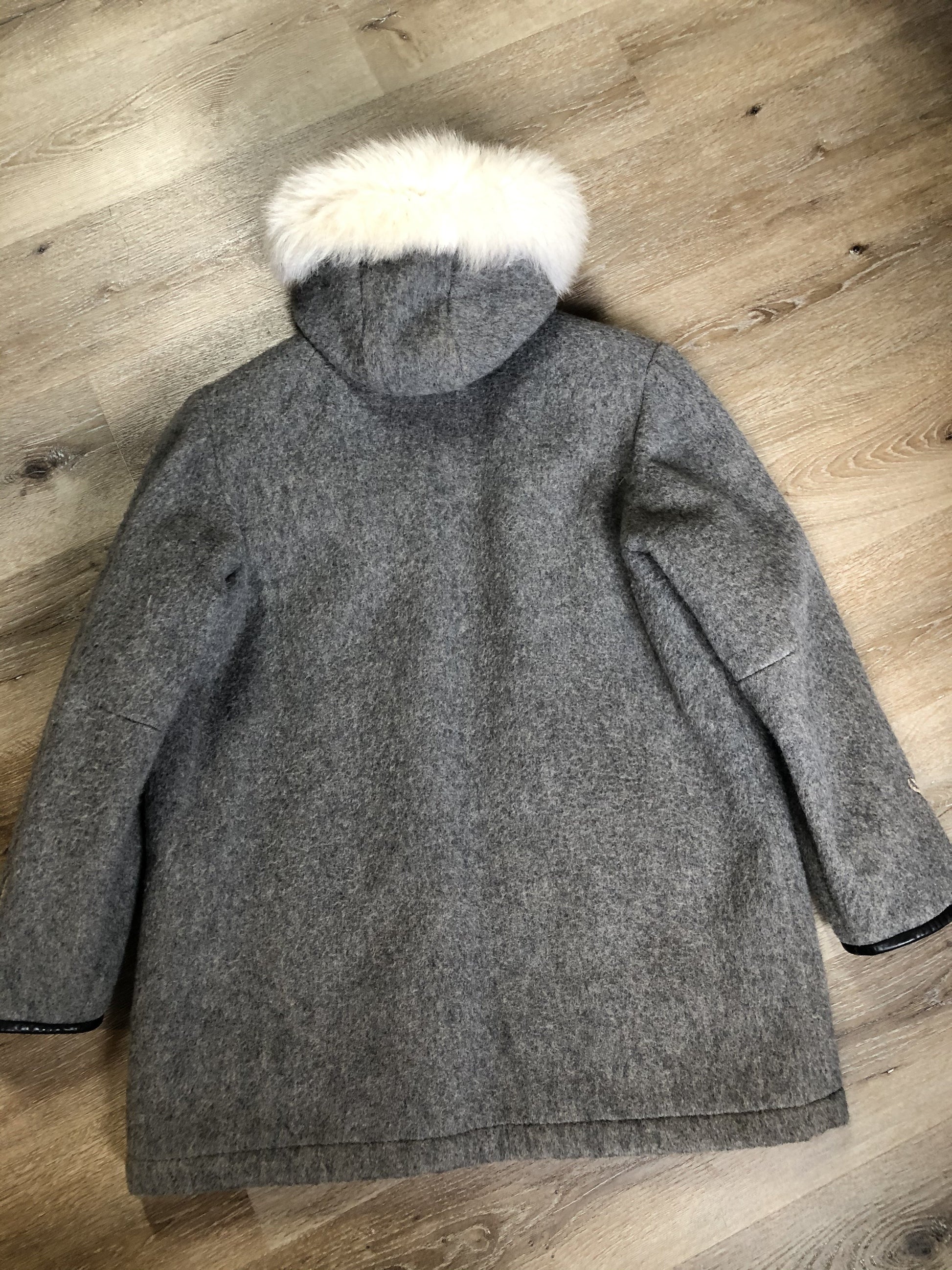 Kingspier Vintage - James Bay pure virgin wool northern parka in grey. This parka features a hood with white fur trim, zipper closure, quilted lining, knit inside hidden cuffs, patch pockets, felt deer appliqués on the front and on the sleeves. Made in Canada.