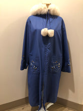 Load image into Gallery viewer, Kingspier Vintage - Blue northern parka made by Marilyn Bessey with wool blend lining, hood with white fur trim, fur Pom poms, zipper closure, patch pockets, arctic life design embroidered on the front pockets and the sleeves. Made in Canada.
