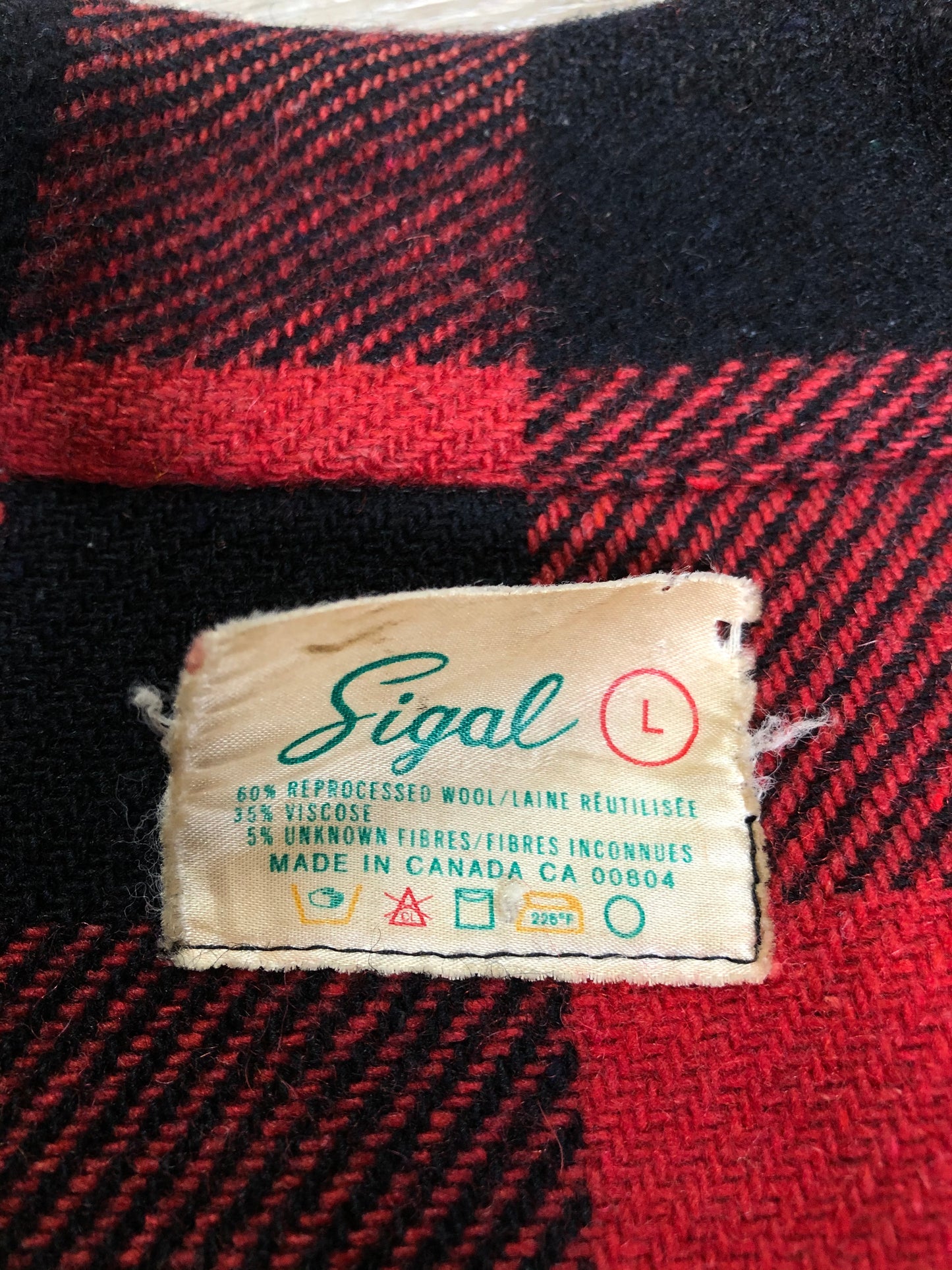 Kingspier Vintage - Sigal red wool blend lumberjack shirt with button closures, two flap pockets, two slash pockets. Made in Canada. Size large.