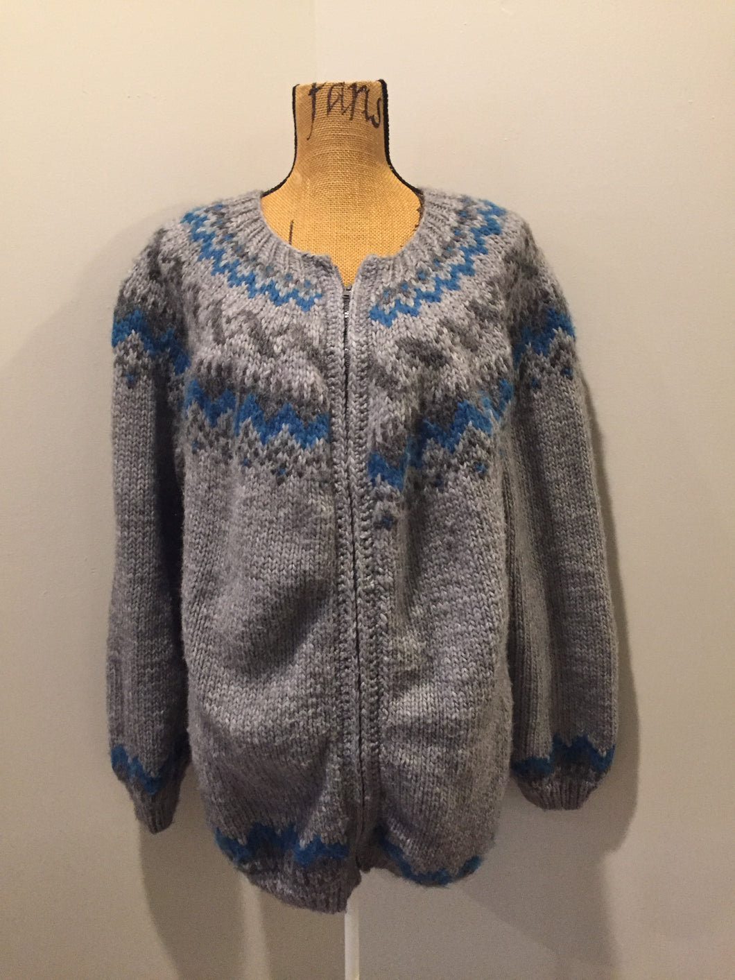 Kingspier Vintage - Hand knit Lopi style cardigan in grey and blue design with zipper. Made with synthetic fibres. Size large.
