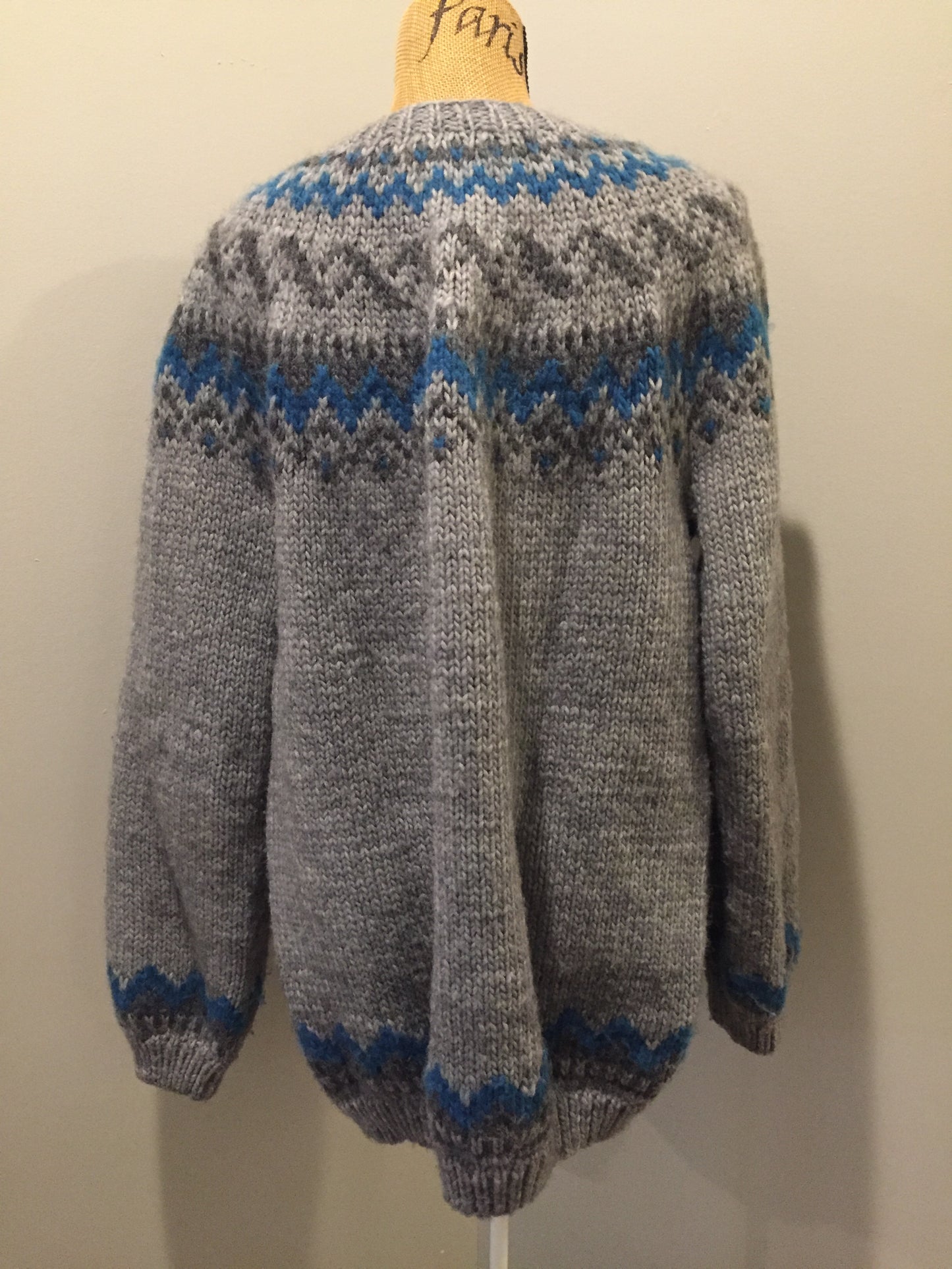 Kingspier Vintage - Hand knit Lopi style cardigan in grey and blue design with zipper. Made with synthetic fibres. Size large.