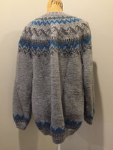 Load image into Gallery viewer, Kingspier Vintage - Hand knit Lopi style cardigan in grey and blue design with zipper. Made with synthetic fibres. Size large.
