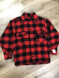 Kingspier Vintage - Red plaid lumberjack shirt with button closures and two flap pockets on the chest.