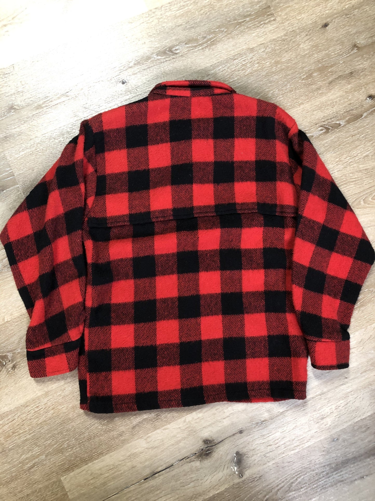 Kingspier Vintage - Red plaid lumberjack shirt with button closures and two flap pockets on the chest.