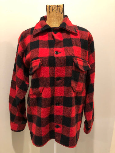 Kingspier Vintage - Red plaid lumberjack shirt with button closures and two flap pockets on the chest.