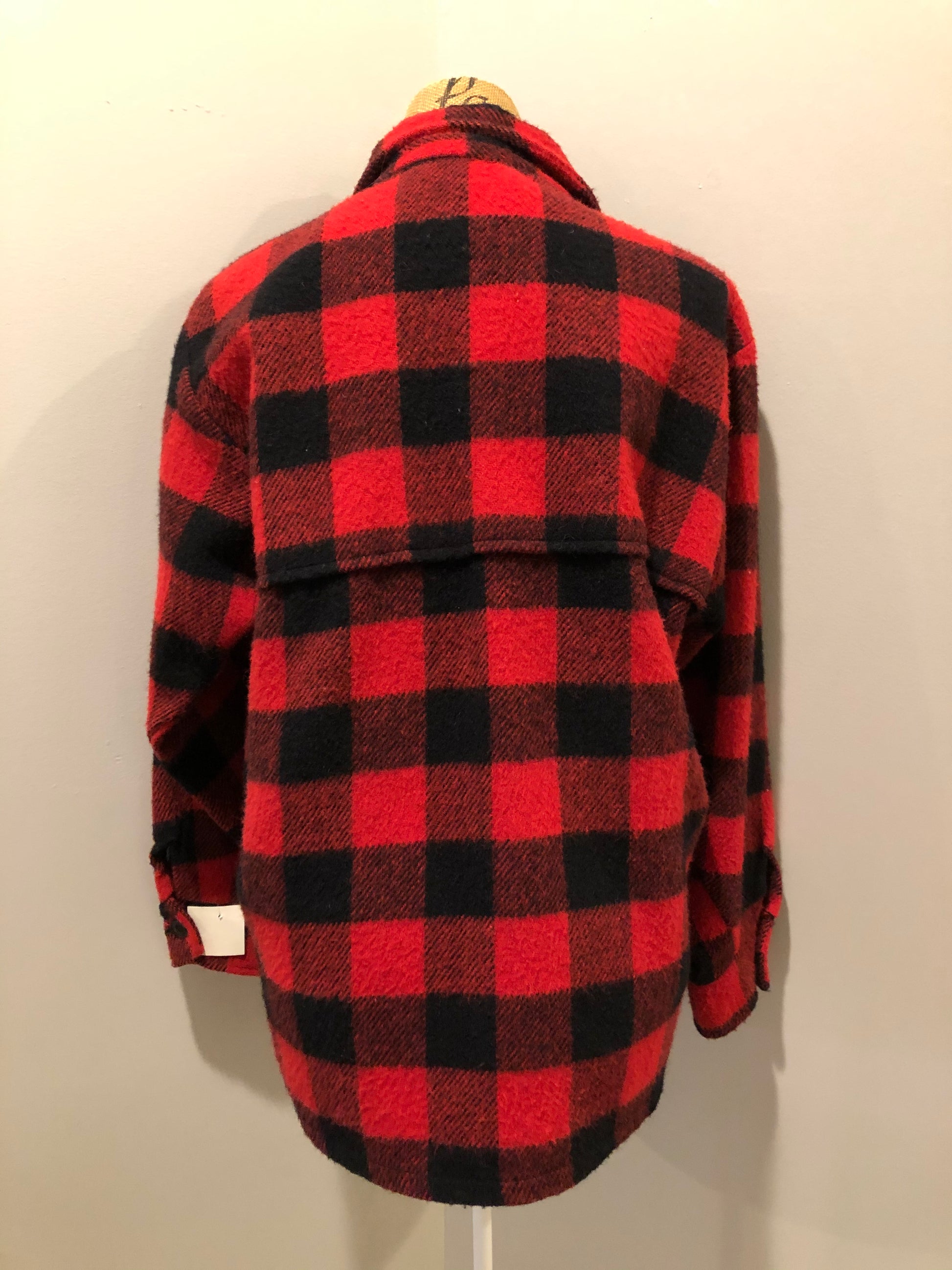 Kingspier Vintage - Red plaid lumberjack shirt with button closures and two flap pockets on the chest.