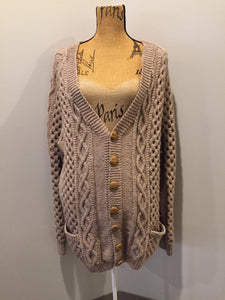 Kingspier Vintage - Hand knit honeycomb and cable stitch wool cardigan in beige with button closures and patch pockets. Size L/XL.