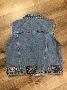 Kingspier Vintage - The Jeans Illegal Trademark denim vest with button closures and two flap pockets on the chest. Size medium.