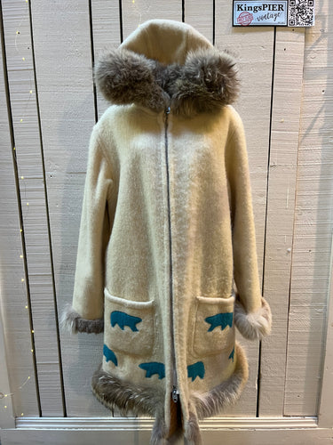 Vintage white 100% wool northern parka, with zipper closure, patch pockets, fur trim and felt applique details.

Indigenous made
Chest 48”