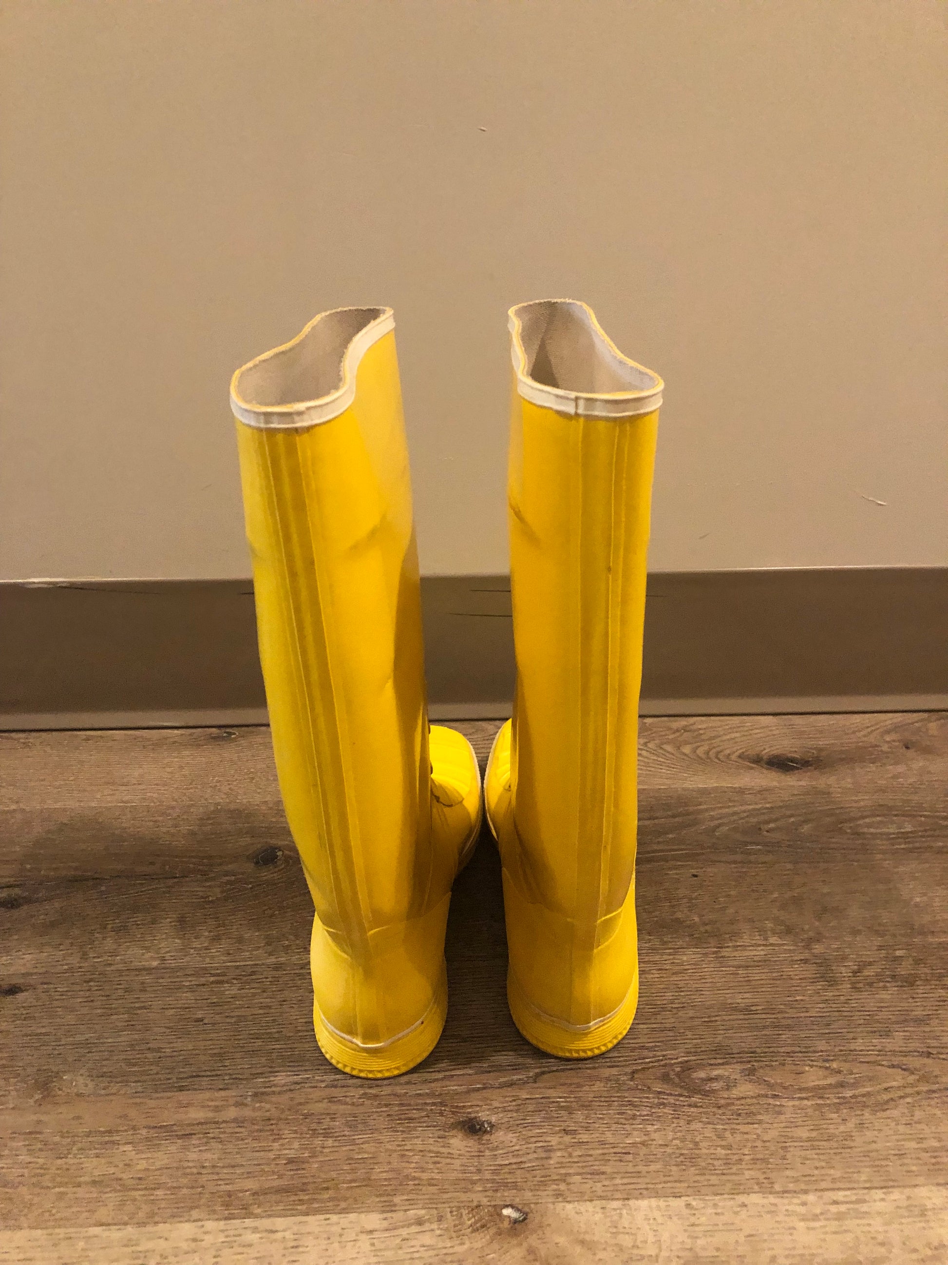 Original Nokia yellow and white rubber sailing boots circa 1980’s are handmade in Finland by the same company that makes cell phones. Nokia no longer makes boots.  Size 13M /15W US, 46 EUR