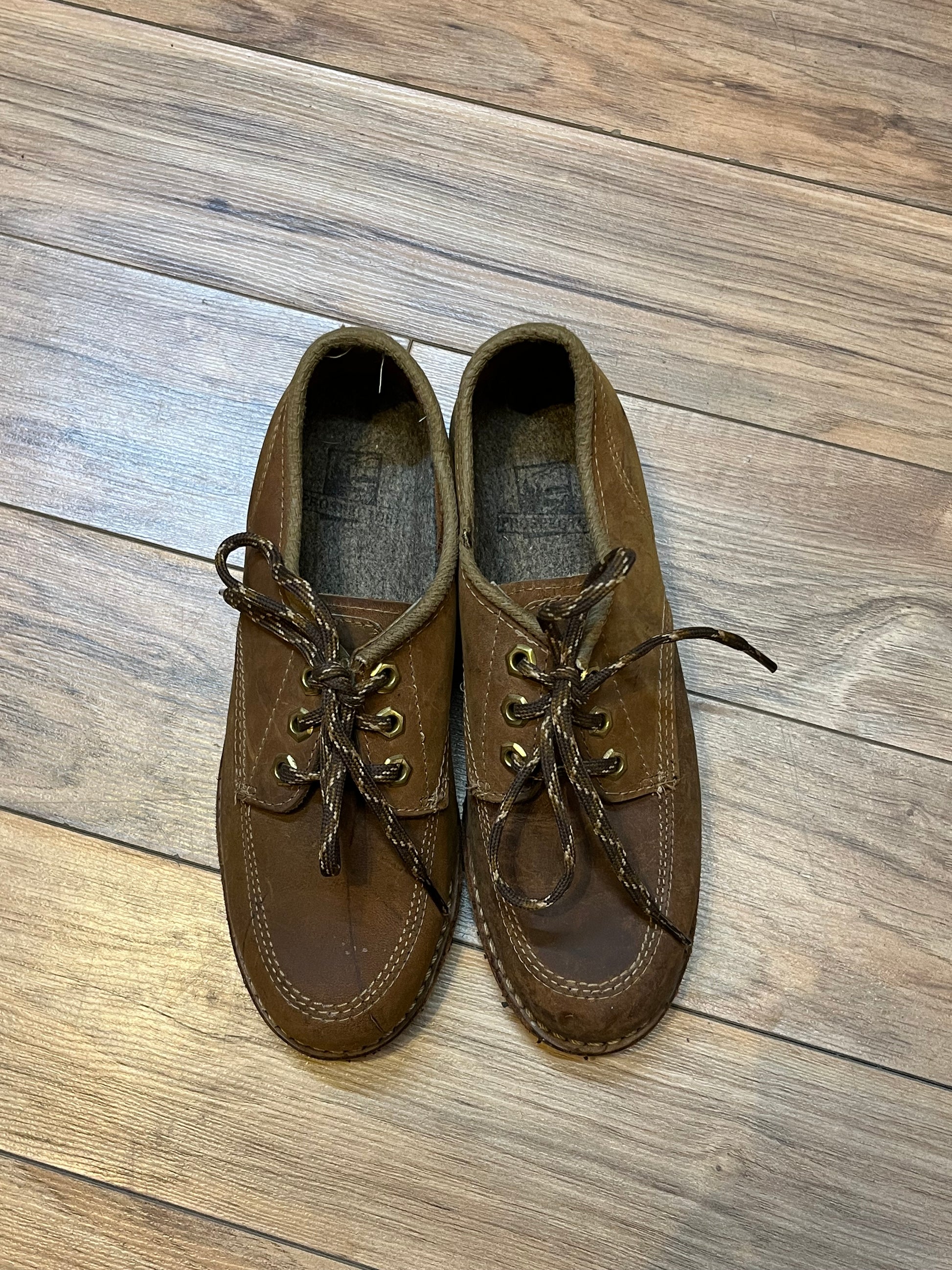 Vintage Prospector 1980’s NWOT deadstock moc toe three eyelet brown leather shoes, Made in Canada

Size US 7.5 womens