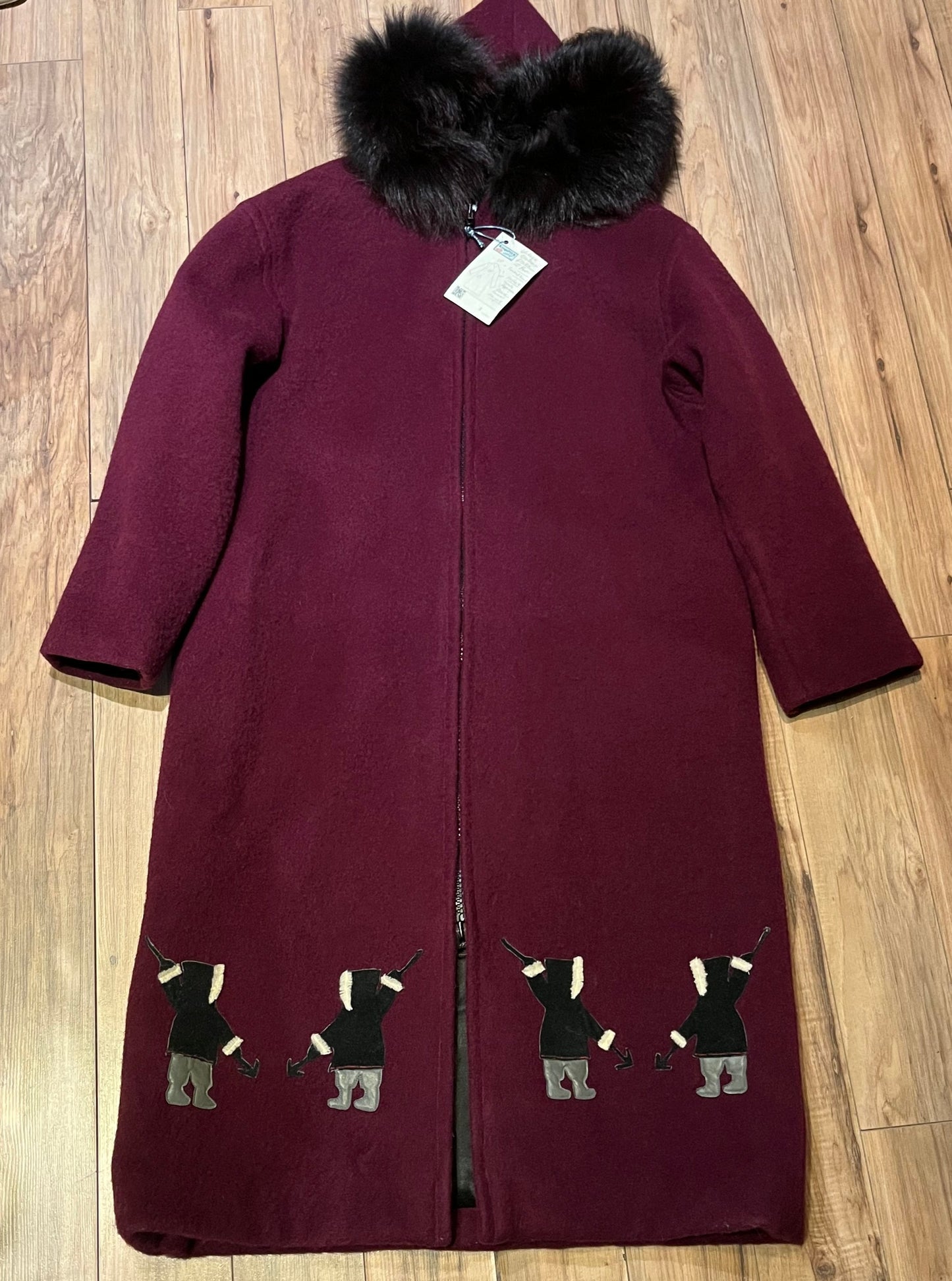 Vintage 100% wool long northern parka with zipper closure, front pockets, fur trimmed hood and suede applique in a bow and arrow hunting motif.
 
Indigenous made
Chest 46”