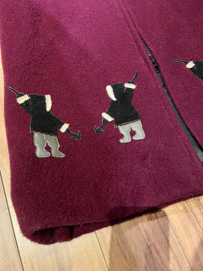 Vintage 100% wool long northern parka with zipper closure, front pockets, fur trimmed hood and suede applique in a bow and arrow hunting motif.
 
Indigenous made
Chest 46”