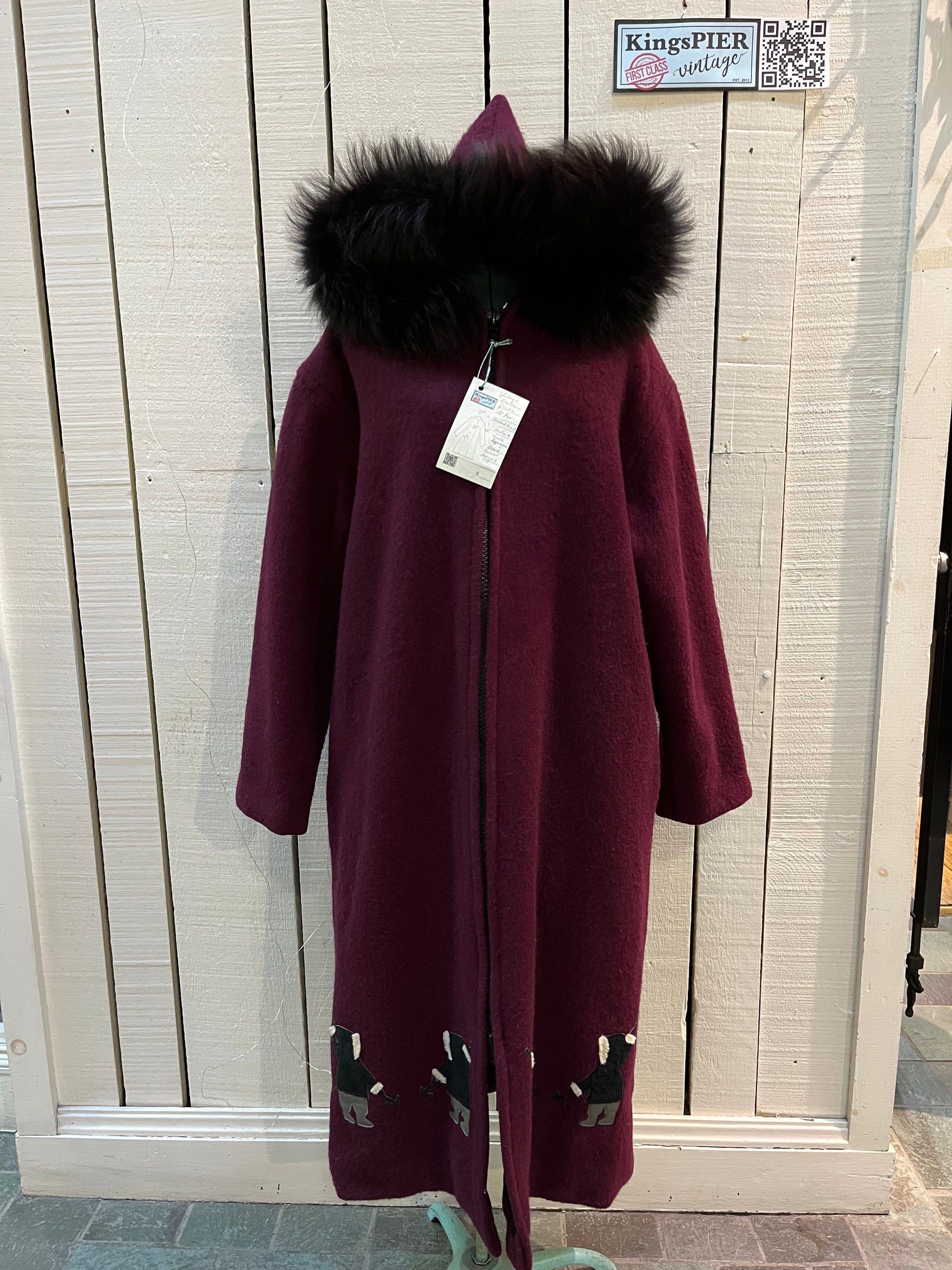 Vintage 100% wool long northern parka with zipper closure, front pockets, fur trimmed hood and suede applique in a bow and arrow hunting motif.
 
Indigenous made
Chest 46”