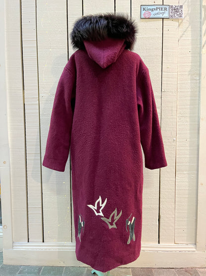 Vintage 100% wool long northern parka with zipper closure, front pockets, fur trimmed hood and suede applique in a bow and arrow hunting motif.
 
Indigenous made
Chest 46”