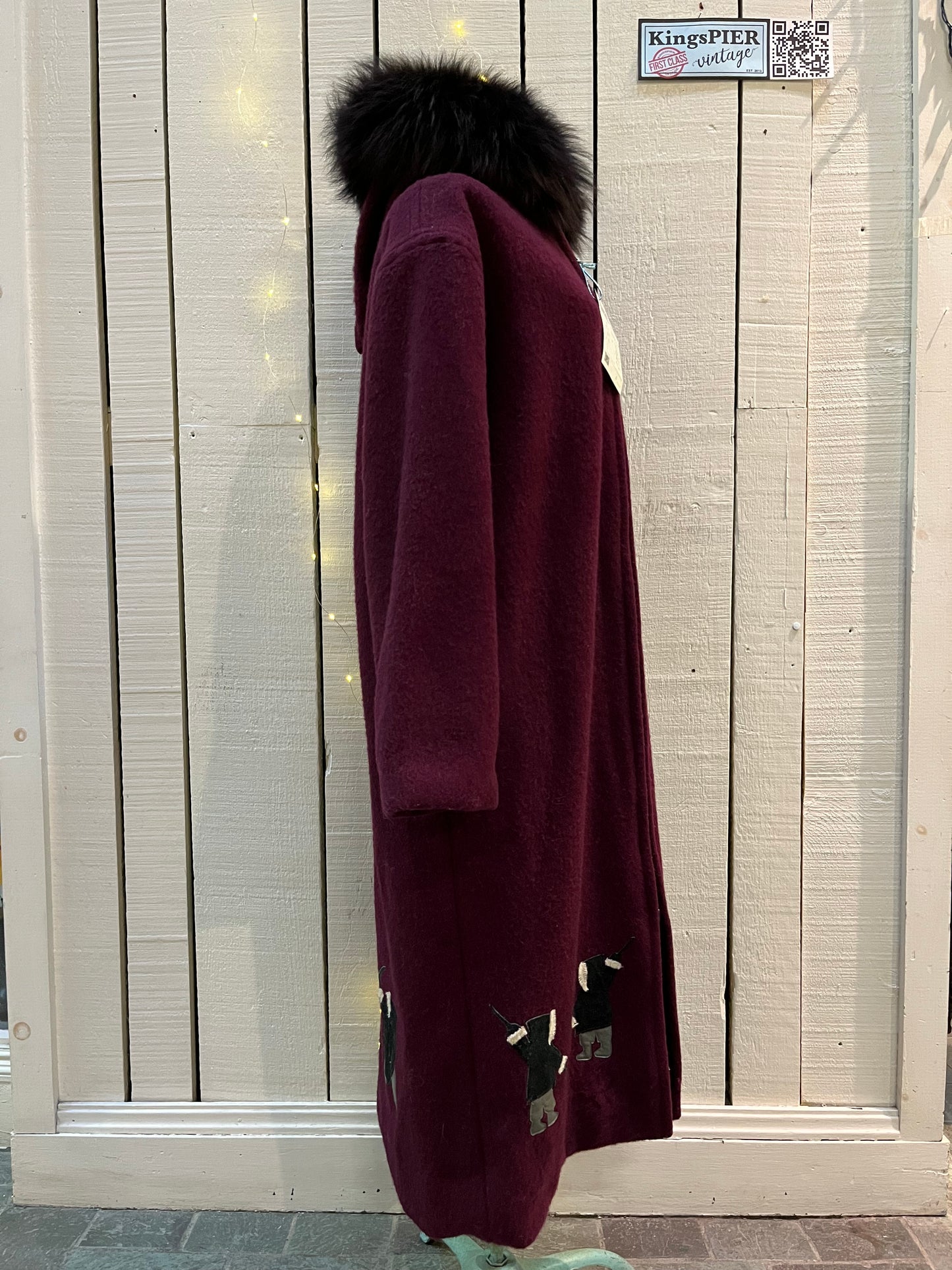 Vintage 100% wool long northern parka with zipper closure, front pockets, fur trimmed hood and suede applique in a bow and arrow hunting motif.
 
Indigenous made
Chest 46”