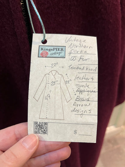 Vintage 100% wool long northern parka with zipper closure, front pockets, fur trimmed hood and suede applique in a bow and arrow hunting motif.
 
Indigenous made
Chest 46”