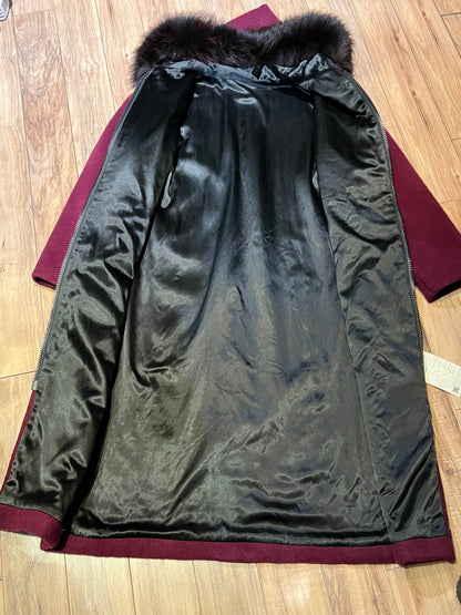 Vintage 100% wool long northern parka with zipper closure, front pockets, fur trimmed hood and suede applique in a bow and arrow hunting motif.
 
Indigenous made
Chest 46”