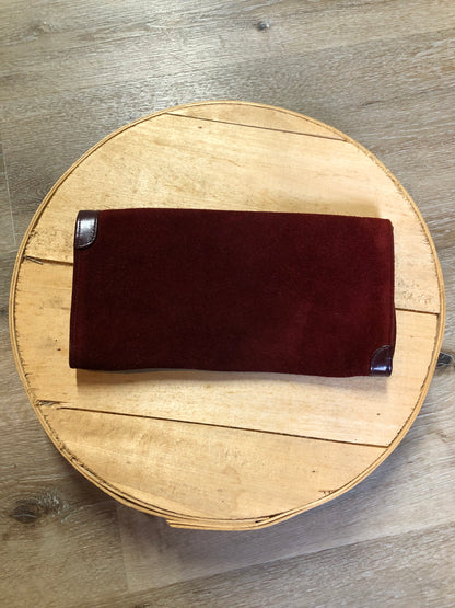 Kingspier Vintage - Borseta suede clutch in maroon with inside zip pocket.