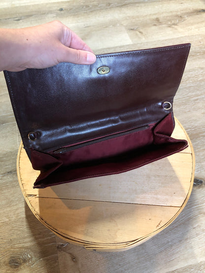 Kingspier Vintage - Borseta suede clutch in maroon with inside zip pocket.