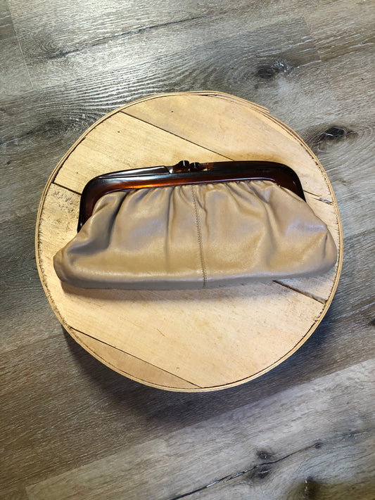 Kingspier Vintage - Beige leather clutch with amber bakelite style clasp. Made in Italy.