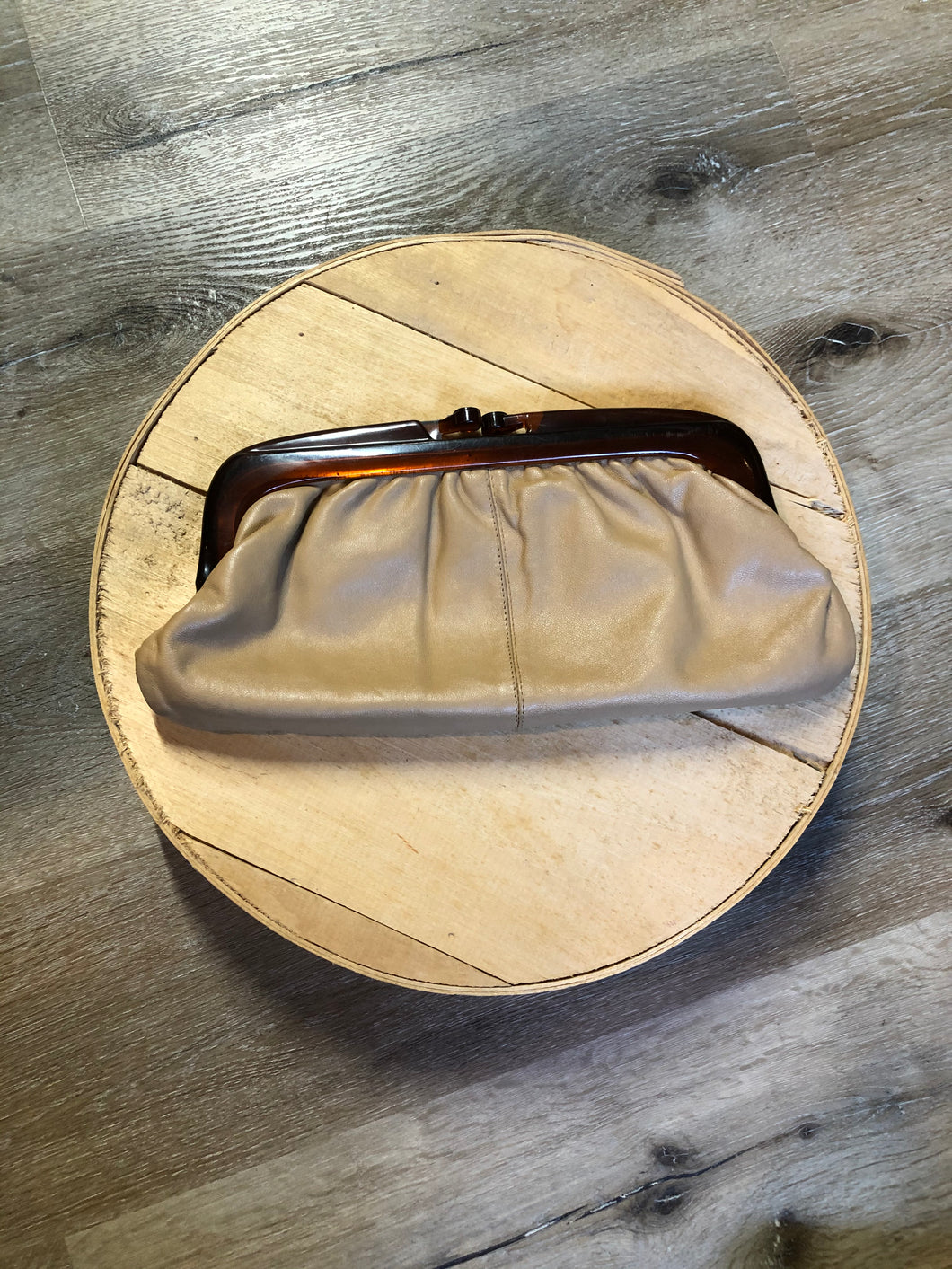 Kingspier Vintage - Beige leather clutch with amber bakelite style clasp. Made in Italy.
