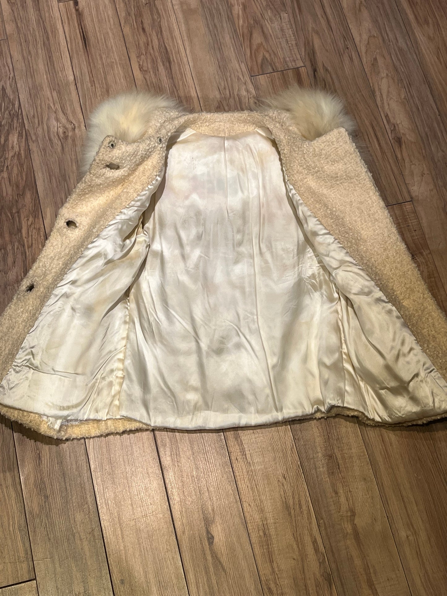 Vintage persian lamb white fur jacket with white Fur Collar, button closures and two front pockets.

Union made in Canada
Chest 34”