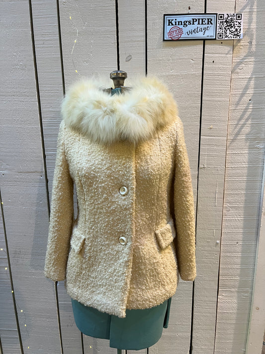 Vintage persian lamb white fur jacket with white Fur Collar, button closures and two front pockets.
Union made in Canada
Chest 34”