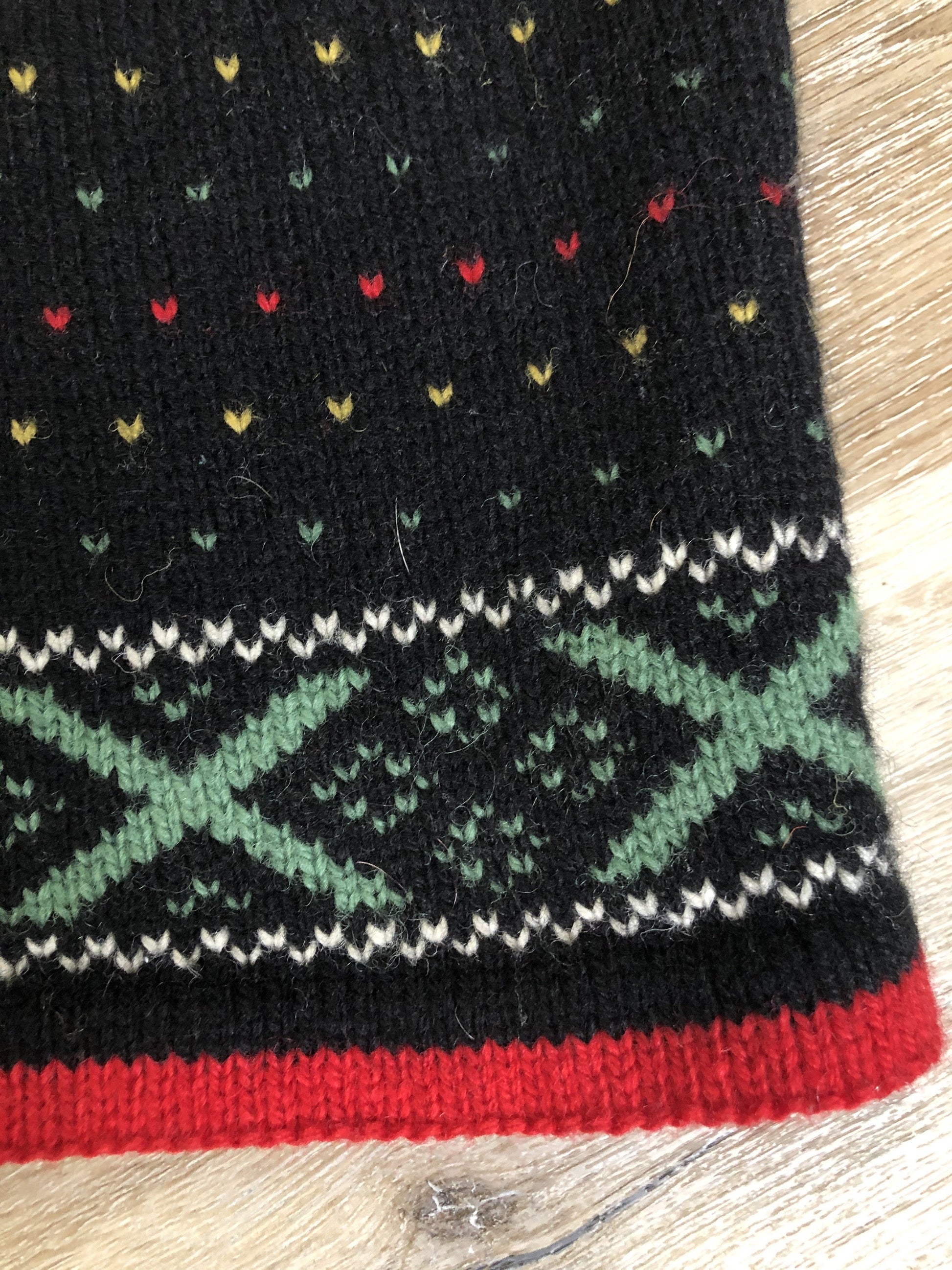 Kingspier Vintage - Figgio black, red, green, yellow, cream, 100% wool sweater. Made in Norway.