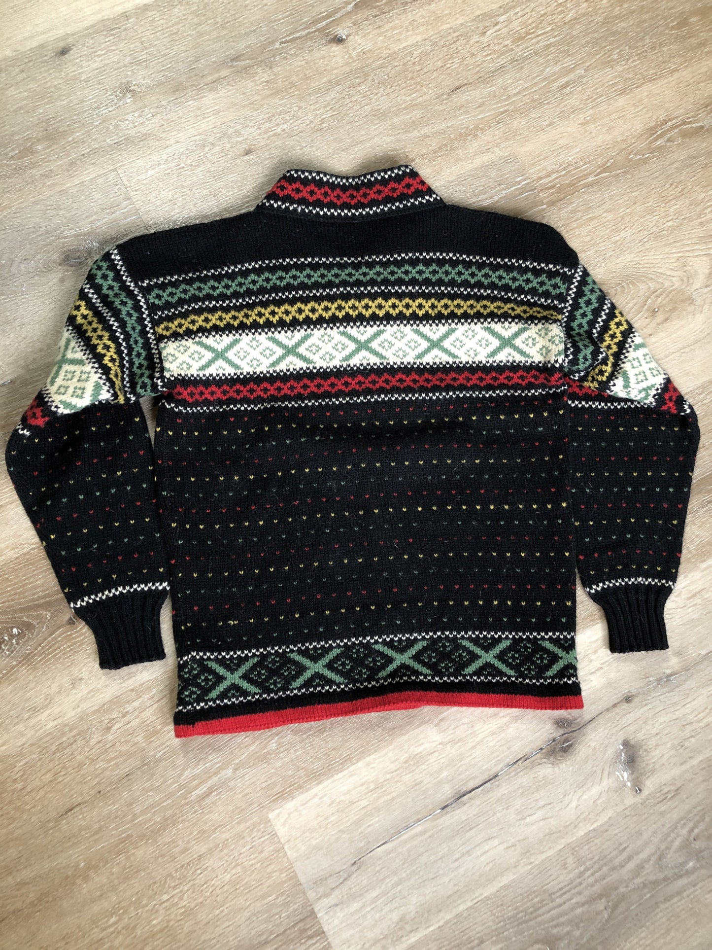 Kingspier Vintage - Figgio black, red, green, yellow, cream, 100% wool sweater. Made in Norway.