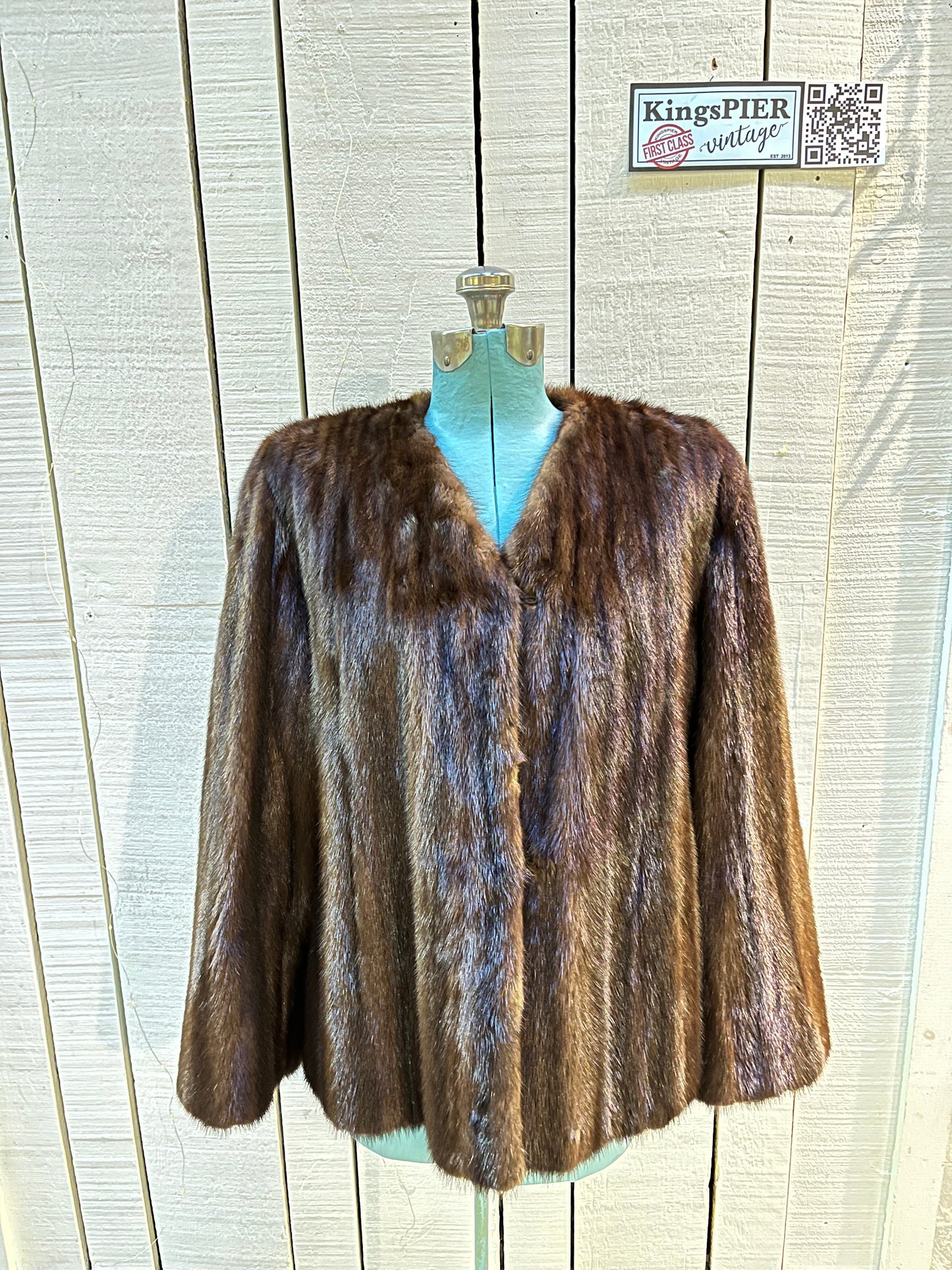 Vintage Gunter Jackal New York fur jacket with hook and eye closures, two front pockets and a “J.C.D” monogram on the inside lining.

Chest 40”