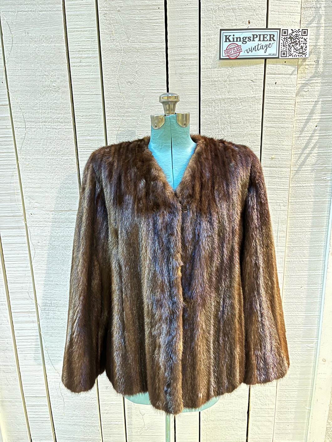 Vintage Gunter Jackal New York fur jacket with hook and eye closures, two front pockets and a “J.C.D” monogram on the inside lining.

Chest 40”