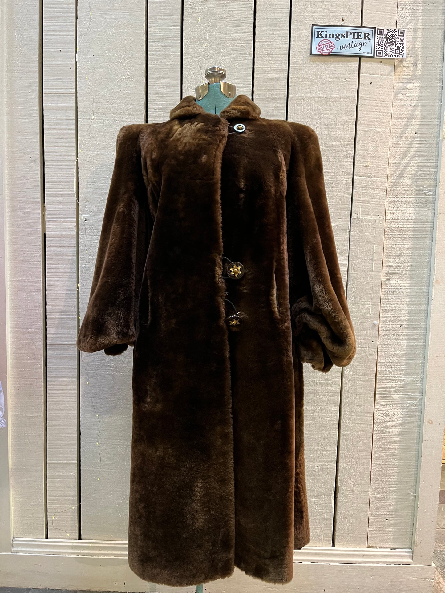 Vintage shorn beaver long fur coat with two front pockets, one inside pocket balloon sleeves and flower decorated button closures.

Chest 42”