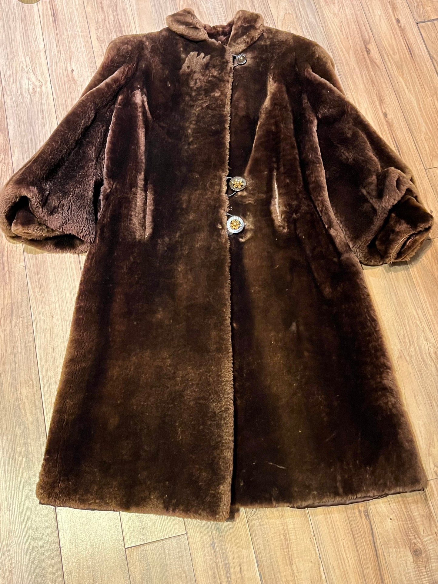 Vintage shorn beaver long fur coat with two front pockets, one inside pocket balloon sleeves and flower decorated button closures.

Chest 42”