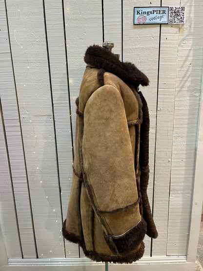 Vintage Sears “The Mens Store” shearling coat with two front pockets and button closures.

Size 44