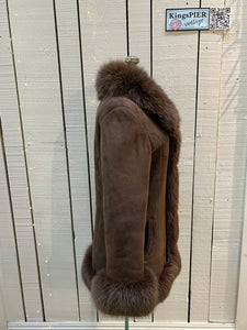 Vintage Bozena hand-made brown shearling coat with fur trim, toggle closures and two front pockets.

Size Medium