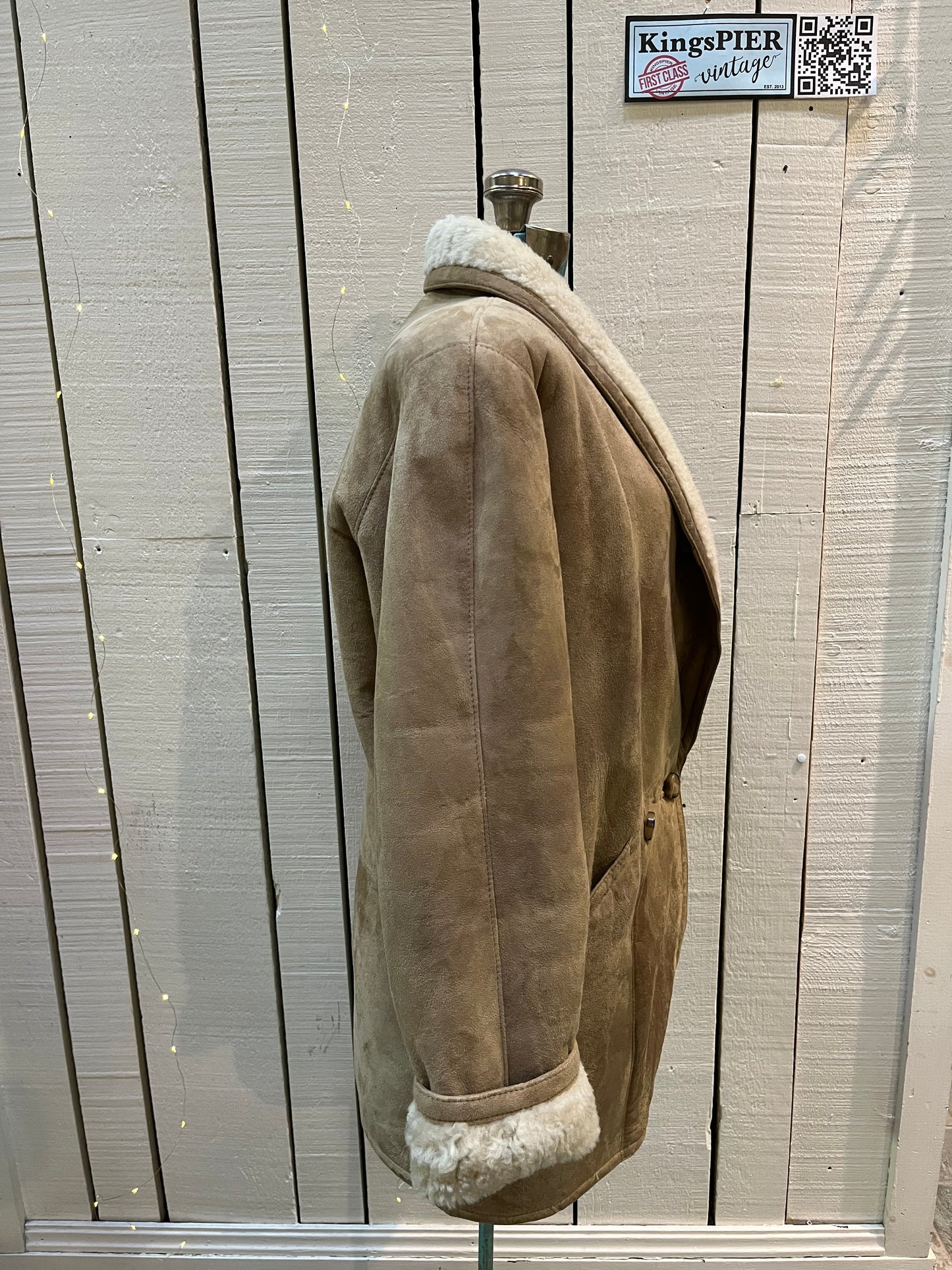 Vintage Hide Society shearling coat is double breasted with shawl collar and two front pockets.

Made in Canada, Size 6