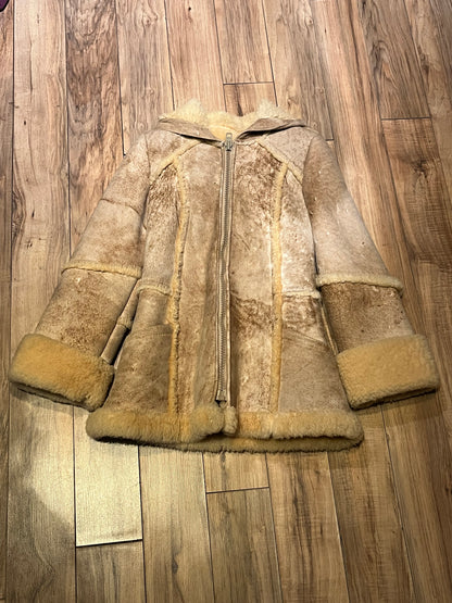 Vintage Carla New York shearling coat with hood, two front pockets and a zipper closure.

Chest 30”