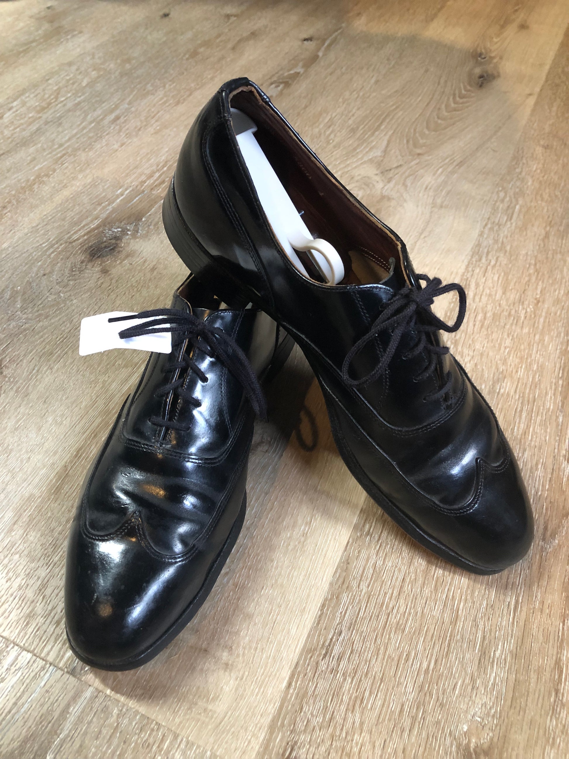 Vintage Hartt wingtip black leather formal shoe with leather soles. Made in Canada.  Size 9.5M US/ 43 EUR